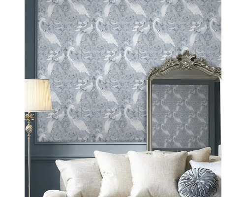 Dekorativ tapet med svanmotiv i ett vardagsrum med spegel och kuddar