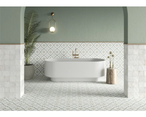 Badrum med badkar, klinkergolv och dekorativa element