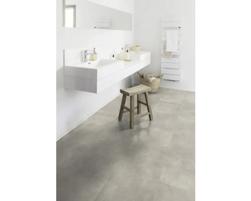 Badrum med handfat, spegel, element, pall och korg för en ljus och vänlig atmosfär.