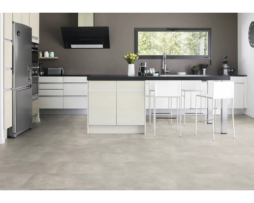 Modernt kök med pentry, köksö och golv