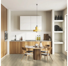 Ljust kök med träelement, matbord och hyllor