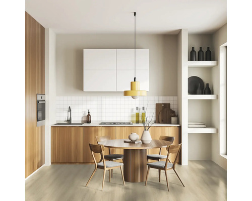 Ljust kök med träelement, matbord och hyllor