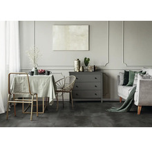 Vardagsrum med matbord, stolar, byrå och soffa i modern design.