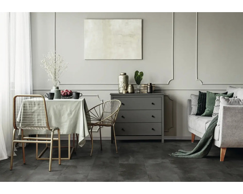 Vardagsrum med matbord, stolar, byrå och soffa i modern design.