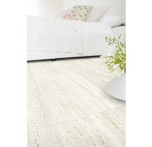 Ljust sovrumsgolv med säng och blomvas