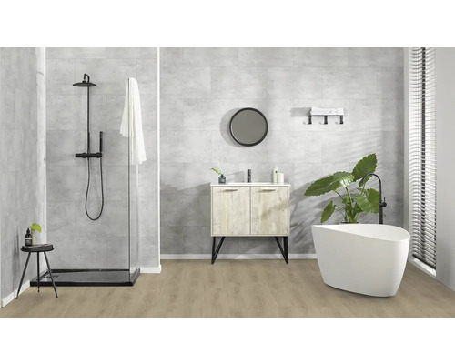 Modernt badrum med dusch, tvättställ, spegel och fristående badkar.