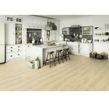 Ljust kök med köksö, barstolar och ljust trägolv.