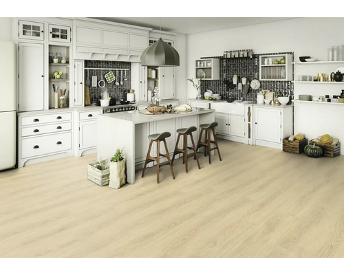 Ljust kök med köksö, barstolar och ljust trägolv.