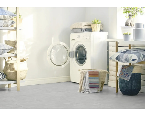 Tvättstuga med tvättmaskin, hyllor och dekoration