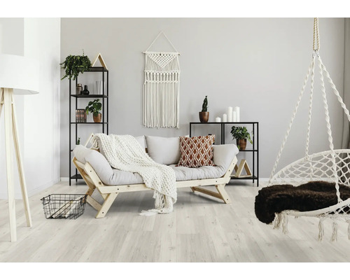 Vardagsrum med soffa, hyllor och hängande korg