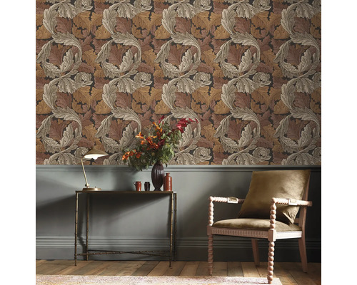 Dekorativt rum med tapet med bladmönster, bord och stol