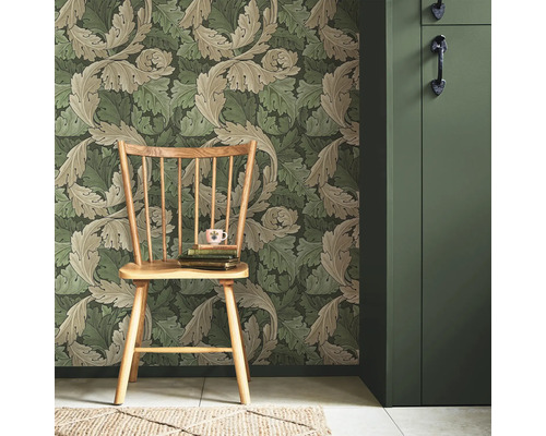 Rumsvy med blommig tapet, trästol och grön skåpdörr.