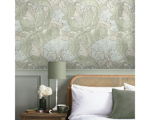 Sovrum med mönstrad tapet och sänggavel i trä