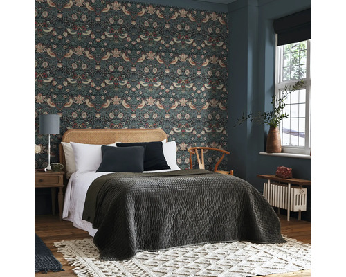 Sovrum med mönstrad tapet, säng, nattduksbord och matta