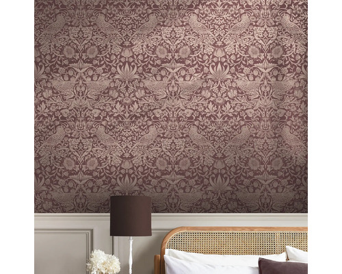 Sovrum med mönstrad tapet med blom- och fågelmotiv