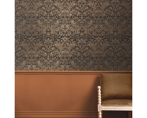 Rums vy med blommönstrad tapet och stol