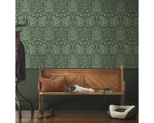 Hall med mönstrad tapet, träbänk och tillbehör.