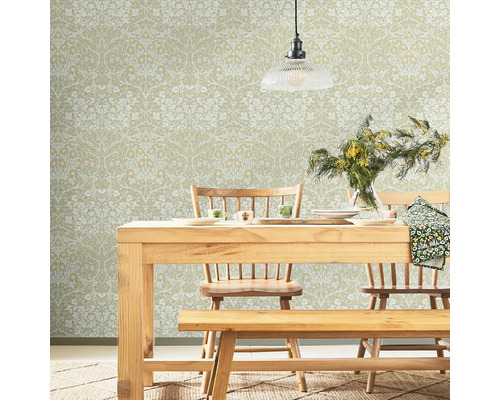 Matsal med träbord, stolar, bänk, hängande lampa och blommönstrad tapet