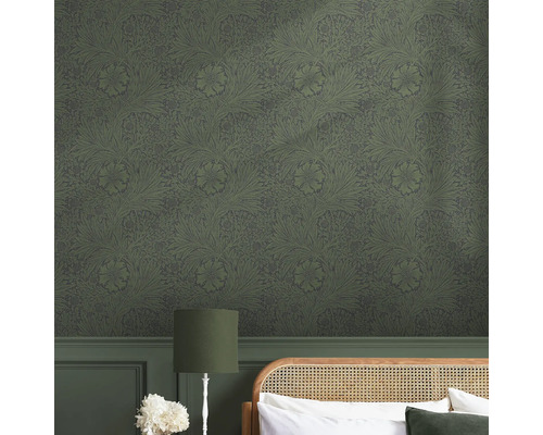 Rum med grön blomstertapet.