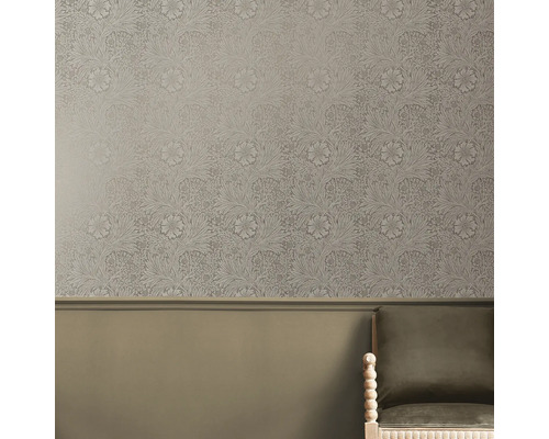 Vägg med blommönstrad tapet och stol