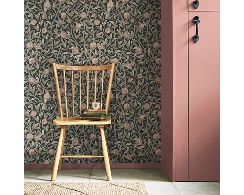 Dekorativt rum med mönstrad tapet, stol och dörr