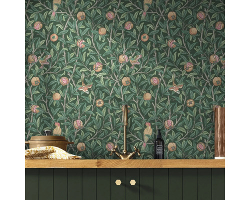 Tapet med fågel- och granatäppelmönster ovanför ett handfat