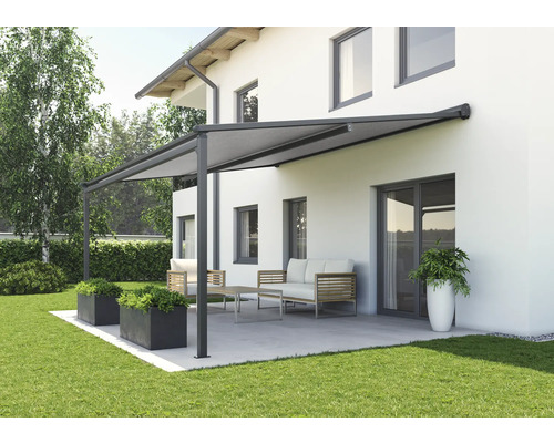 Terrass med markis, trädgårdsmöbler och plantering