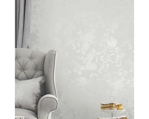 Miljö med stol, gardin, kaka och blommig tapet för en ljus och organiserad atmosfär