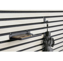 Väggpanel med hylla, nycklar, plånbok och paraply