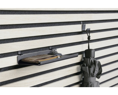 Väggpanel med hylla, nycklar, plånbok och paraply