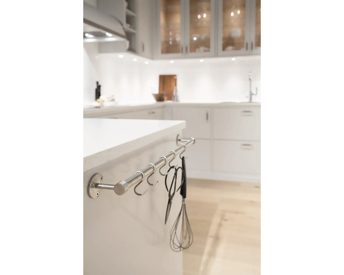 Köksscen med rostfri stålreling med krokar för köksredskap