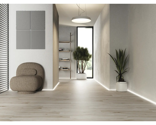 Ljus hall med fåtöljer, väggpaneler och växter