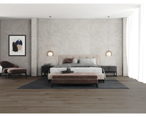 Sovrum med dubbelsäng, sängbord, sittplats och hängande lampor