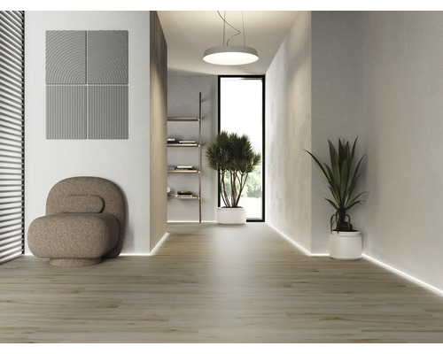 Ljus hall med sittmöbel, akustikpaneler på väggen och krukväxter