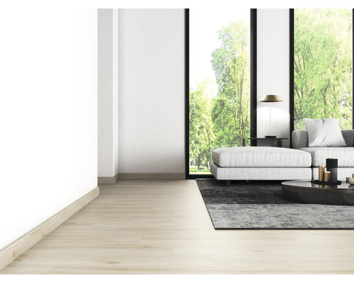 Ljust vardagsrum med soffa, matta, bord och stort fönster med utsikt över grönska.