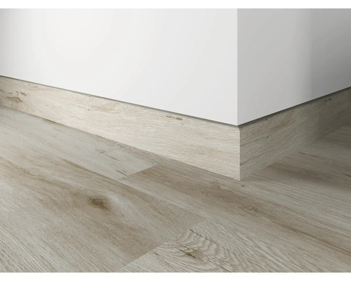 Golv och golvsockel med träutseende mot en vägg