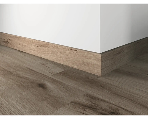 Trägolvsockel monterad på en vägg