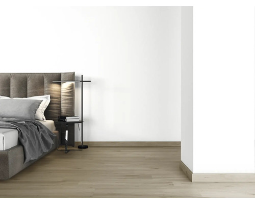 Sovrum med säng, sängbord och golvlampa