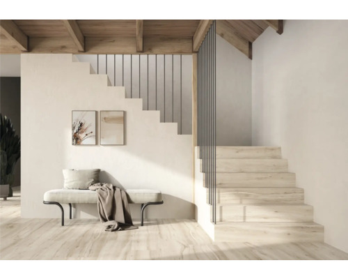 Ljust rum med trappa, sittbänk, dekoration och tak med träbjälkar