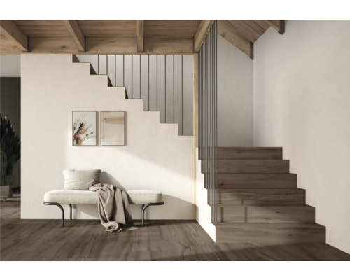 Interiör med trätrappa, sittbänk och dekoration