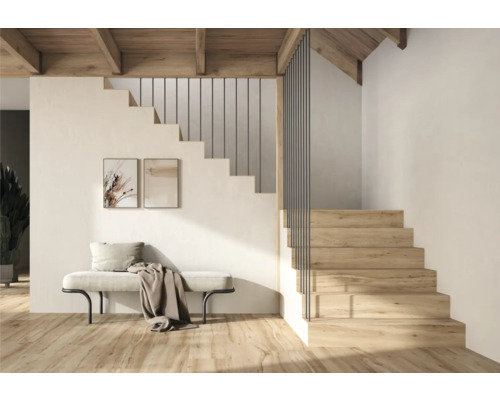 Ljust rum med trätrappa, sittbänk och väggmålningar