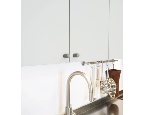 Köksscen med diskho, armatur, köksredskap och väggskåp