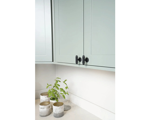 Köksscen med väggskåp och dekoration på arbetsbänken