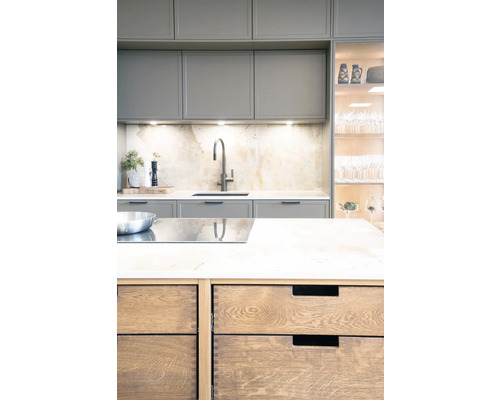 Modernt kök med grå skåp, diskho, spishäll och träelement