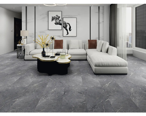 Vardagsrum med gråa golvplattor i marmorlook, vit soffa och modernt soffbord