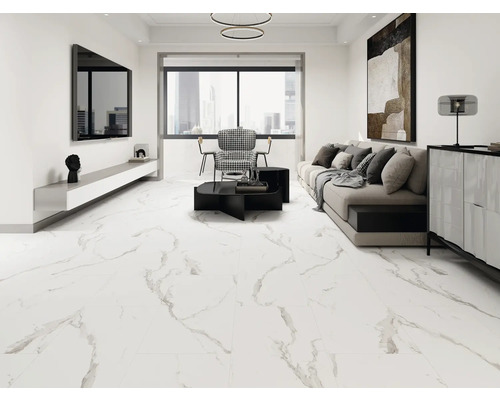Ljust vardagsrum med marmorliknande kakel, soffa och TV
