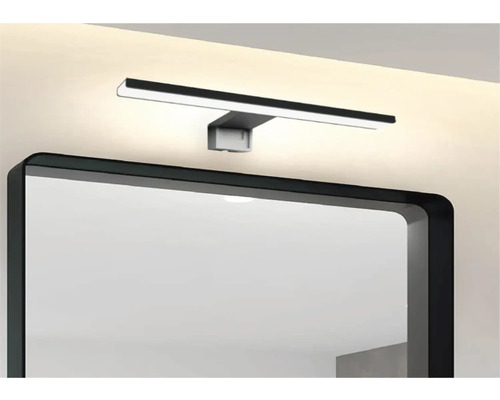 Badrum med spegel och LED-lampa