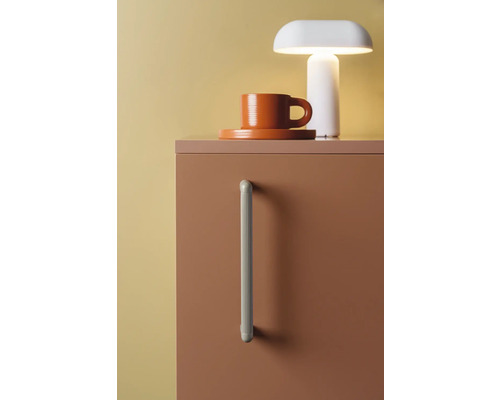 Sängbord med lampa och kopp