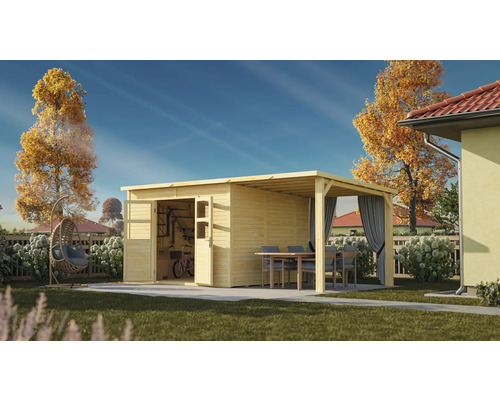 Trädgårdshus i trä med öppen dörr och sidotak med gardiner, bord och stolar i trädgården.