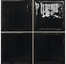 Fyra svarta, glänsande keramiska plattor med oregelbundna kanter